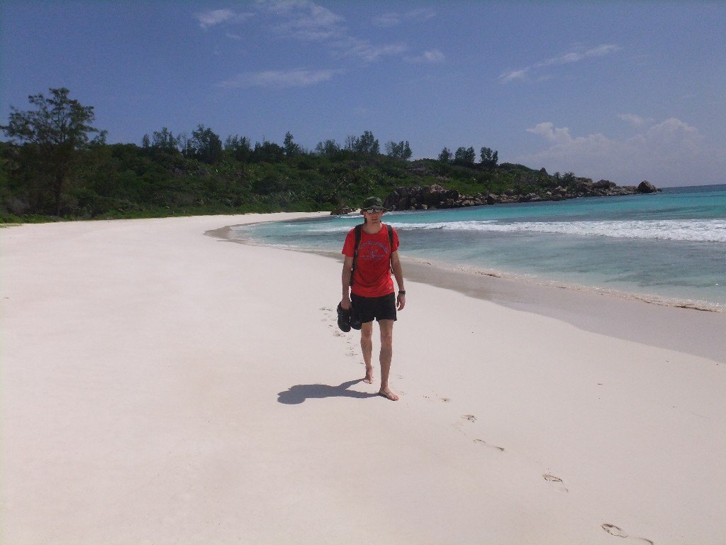 Ensam på Coco Anse, La Digue, Seychellerna