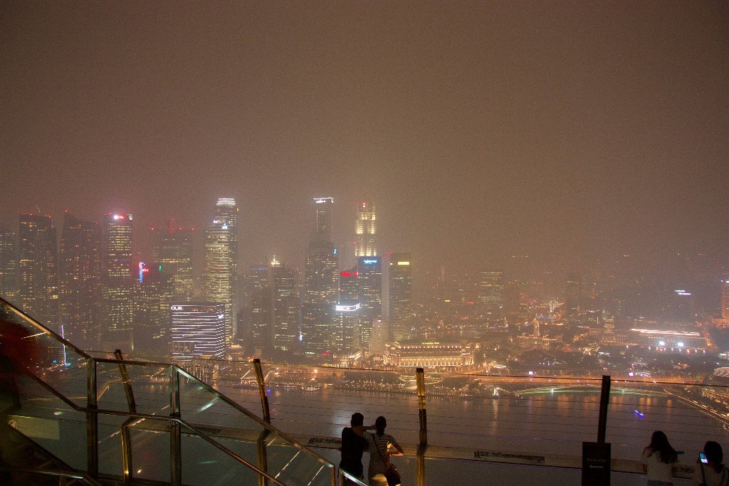Singapores skyline sett från Marina bay sands