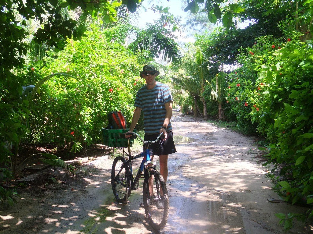 På cykel på väg mot Coco Anse, La Digue, Seychellerna