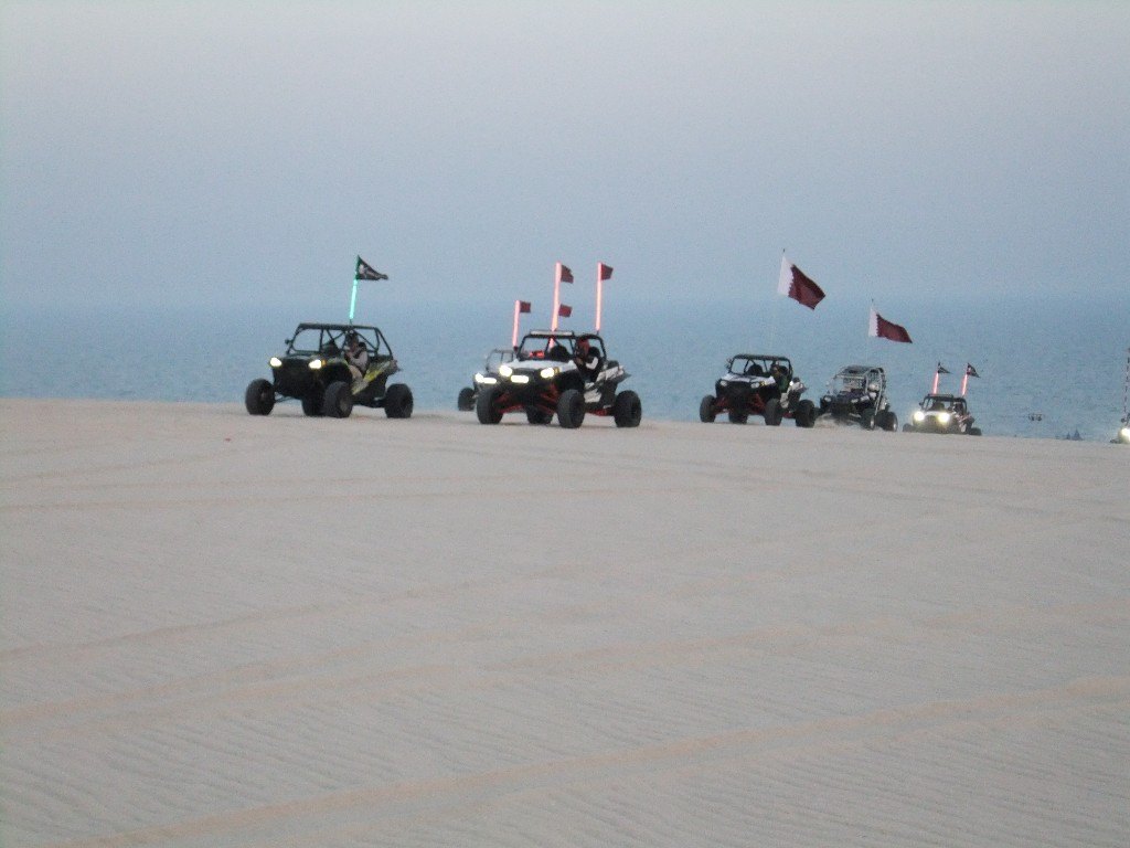 4-hjuls drivna bilar i öknen i Qatar